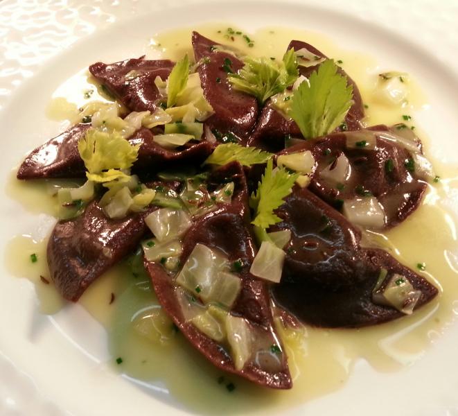 Schlutzkrapfen aus Boxelemehl gefüllt mit Almkäsefonduta in Sauté von Weisskohl und Kümmel