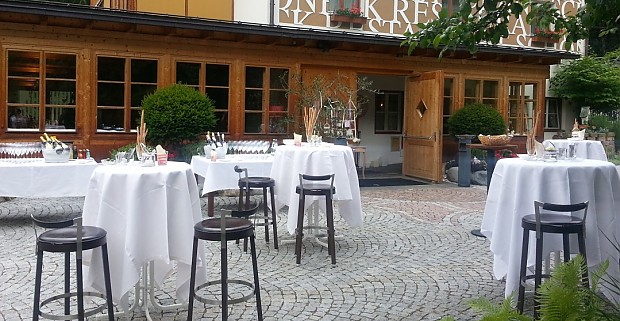 Stehtische zum Aperitif vor dem Restaurant