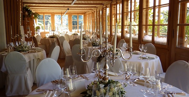 Runde Hochzeitstische in der Veranda