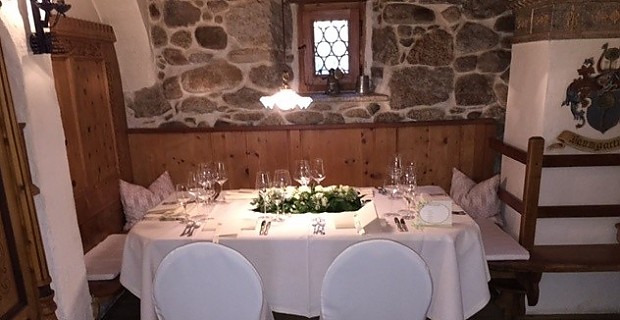 Stube gotica con tavolo da matrimonio apparecchiato