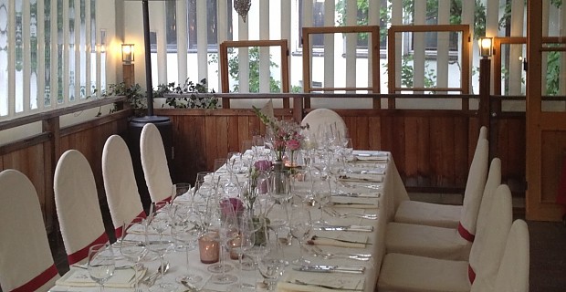 Hochzeitstafel im Gazebo Zelt neben Veranda