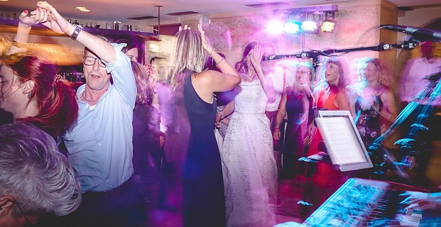 Ospiti di matrimonio che ballano nel piano bar