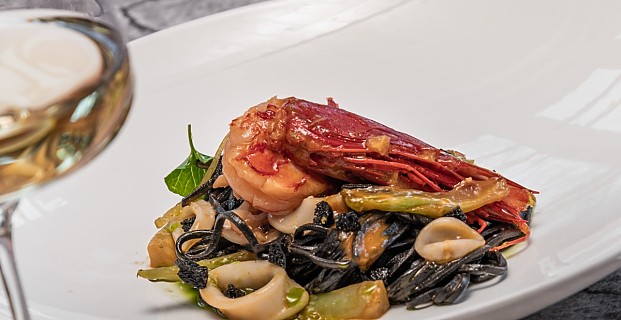 Schwarze Taglerini mit Tintenfischen und Garnelen