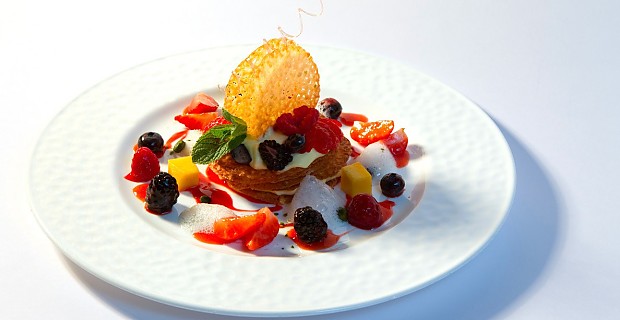 Millefoglie von Hippenblättern mit Joghurtcreme und Waldfrüchten
