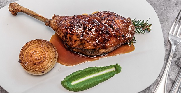 Keule von der Freilandgans in Honig-Pfefferkruste in Sauce von Zitrusfrüchten